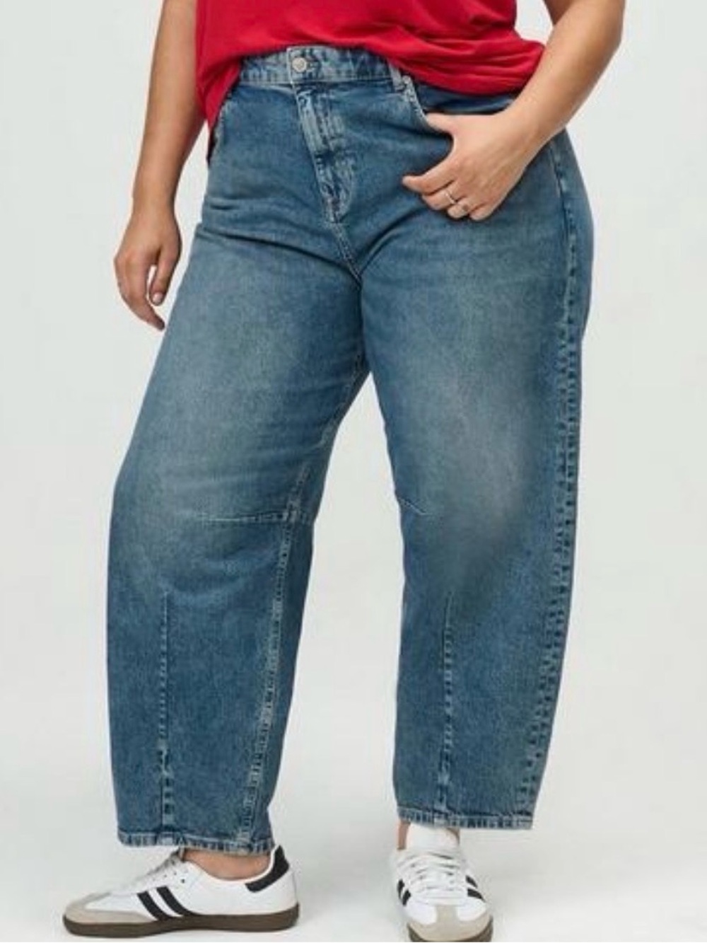 Old Navy Relaxed high rise curvy balloon Boyfriend Jeans in Medium Blue